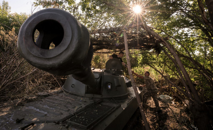 Ukraińscy żołnierze 24. brygady zmechanizowanej przygotowujący się do wystrzelenia 122-milimetrowej 
