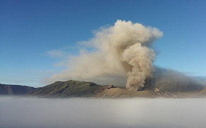 Indonezja - wulkany dymią, samoloty stoją