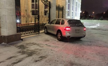 Rozbity samochód policjanta w bramie prezydenckiej rezydencji