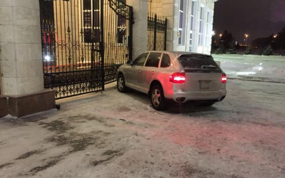 Rozbity samochód policjanta w bramie prezydenckiej rezydencji