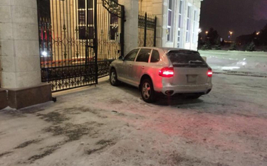 Rozbity samochód policjanta w bramie prezydenckiej rezydencji
