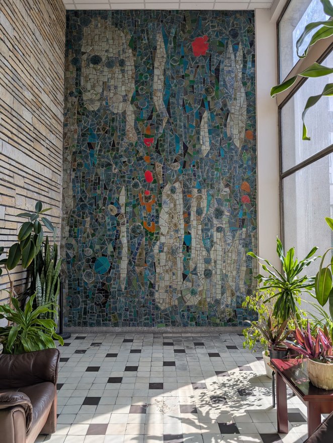 Obecność mozaiki w holu wejściowym świadczy o ówczesnym mecenacie państwowych przedsiębiorstw,