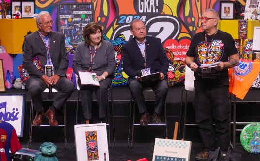 Prezes Fundacji Wielkiej Orkiestry Świątecznej Pomocy Jerzy Owsiak (P) oraz członkowie zarządu funda