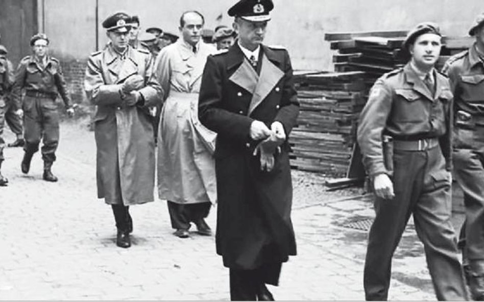 Trzej członkowie rządu Flensburga po aresz towaniu przez aliantów: gen. Alfred Jodl, minister Albert