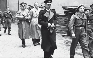 Trzej członkowie rządu Flensburga po aresz towaniu przez aliantów: gen. Alfred Jodl, minister Albert