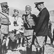 W 1938 r. Benito Mussolini zmusił króla Włoch Wiktora Emanuela III do podpisania faszystowskich usta