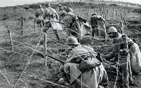 Bitwa pod Verdun: francuscy żołnierze przedzierają się przez własne zasieki z drutu kolczastego, aby