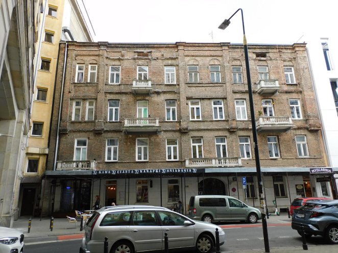 W czasie II wojny światowej utracił ostatnią kondygnację i zwieńczenia, a w latach 60. XX wieku skut