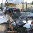 Zasnął i uderzył w komis samochodowy