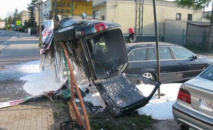 Zasnął i uderzył w komis samochodowy