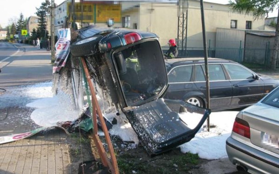 Zasnął i uderzył w komis samochodowy