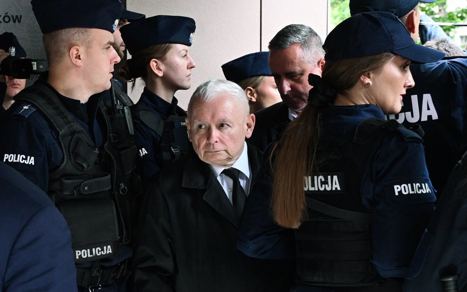 11 września 2026 r. Prezes PiS Jarosław Kaczyński (C) przed siedzibą Akademii Wymiaru Sprawiedliwośc