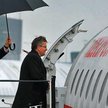 BOR-owski parasol nad prezydentem Bronisławem Komorowskim we wrześniu 2010 r. na Okęciu przed lotem 