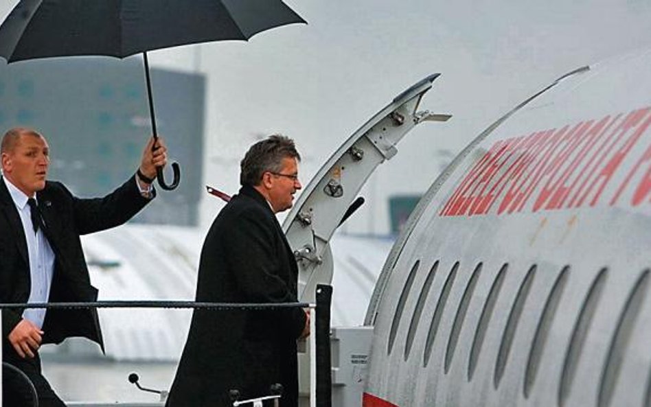 BOR-owski parasol nad prezydentem Bronisławem Komorowskim we wrześniu 2010 r. na Okęciu przed lotem 