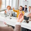 Czy konsultacje dla osób biorących udział w zwolnionym z VAT szkoleniu są zwolnione z podatku