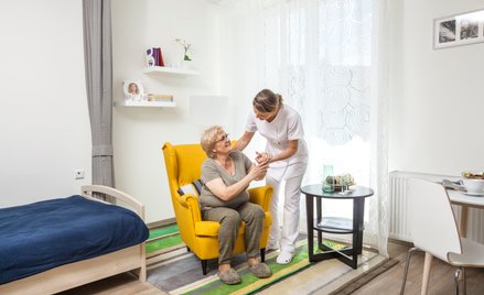 Przybywa prywatnych placówek opiekuńczych dla seniorów, ale potrzeba też mieszkań.