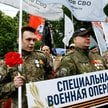 Rosyjscy żołnierze zaangażowani w konflikt zbrojny przeciwko Ukrainie biorą udział w ceremonii z oka