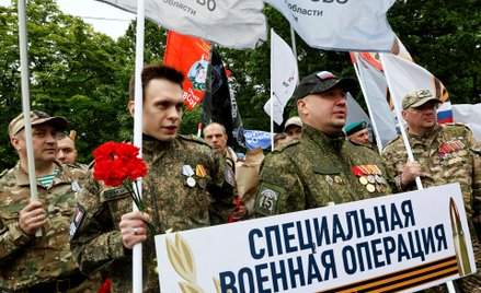 Rosyjscy żołnierze zaangażowani w konflikt zbrojny przeciwko Ukrainie biorą udział w ceremonii z oka
