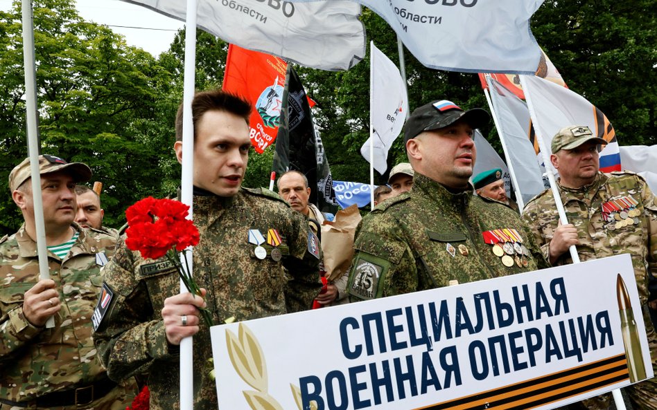 Rosyjscy żołnierze zaangażowani w konflikt zbrojny przeciwko Ukrainie biorą udział w ceremonii z oka