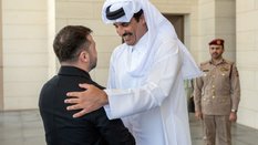 Wołodymyr Zełenski w czasie wizyty na Bliskim Wschodzie witany przez emira Kataru Tamima ibn Hamada 