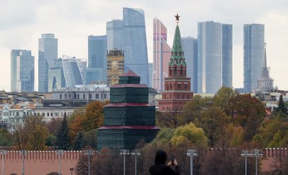 Rosjanie coraz częściej chcą pokoju, ale wciąż popierają armię. Nowy sondaż