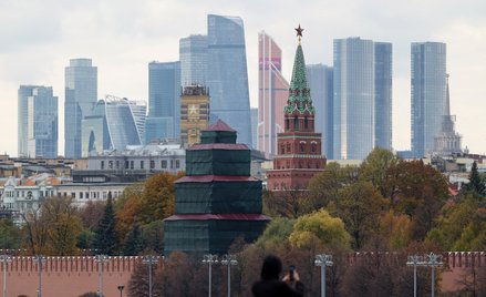 Rosjanie coraz częściej chcą pokoju, ale wciąż popierają armię. Nowy sondaż