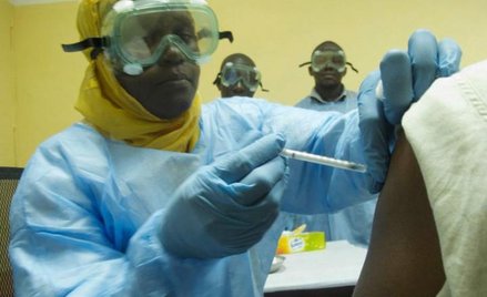 Jedną z testowanych szczepionek wstrzyknięto już trzem lekarzom w Mali