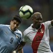 Luis Advincula (P, Peru) i Luis Suarez (L, Urugwaj) walczą o piłkę w ćwierćfinale Copa America 2019