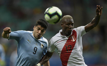 Luis Advincula (P, Peru) i Luis Suarez (L, Urugwaj) walczą o piłkę w ćwierćfinale Copa America 2019