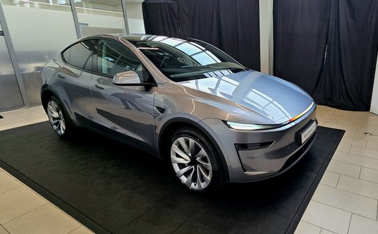 Z przodu wyróżnia się podświetlana listwa