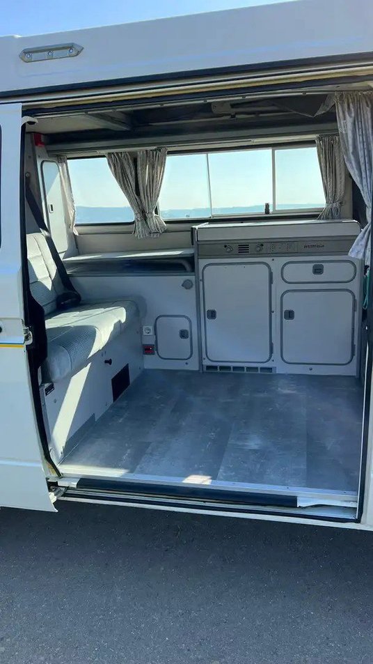 Przytulne wnętrze oferuje sypialnię połączoną z kuchnią.