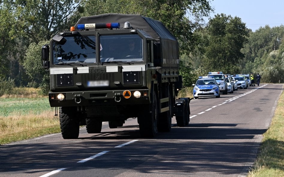 Służby w miejscu upadku rosyjskiego drona w miejscowości Krzywowierzba-Kolonia, 10 bm. W nocy przest