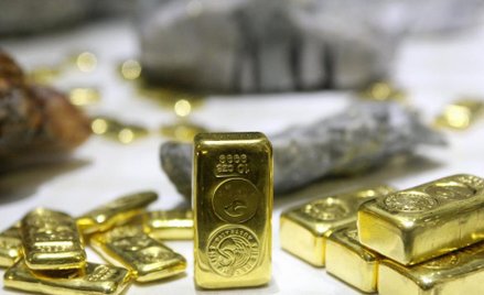 Złoto wraca do poziomu 1700 dolarów