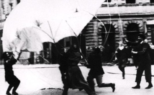 Powstańcy przejmujący zrzut aliancki. Niestety, większość zaopatrzenia lądowała na terenach opanowan