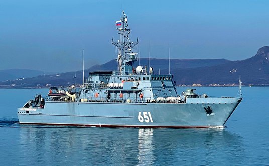 Trałowiec morski Anatolij Szlemow proj. 12700 Aleksandrit wchodzi do Władywostoku.