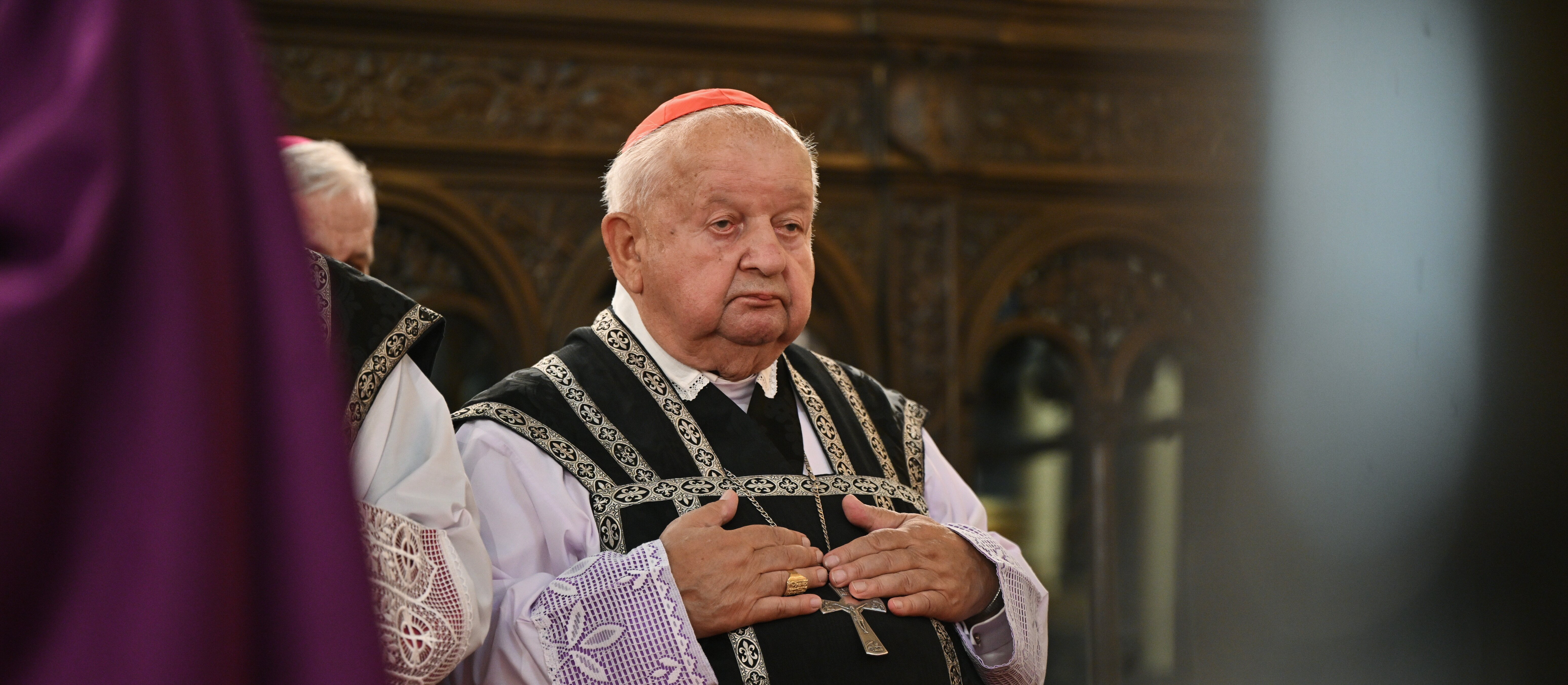 Ofiara księdza pedofila żąda 20 mln zł za krzywdy. Kardynał Stanisław Dziwisz nie chce stawać przed sądem