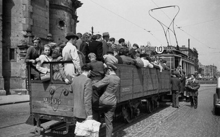 Warszawa, czerwiec 1948. Fot. Stanisław Dąbrowiecki Plac Zbawiciela, tramwaj z doczepionym dodatkowy