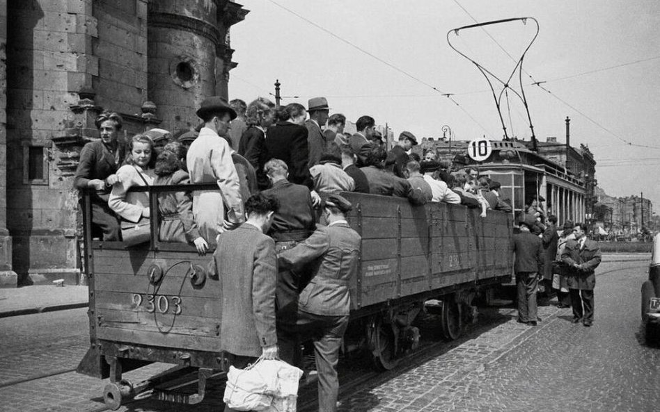 Warszawa, czerwiec 1948. Fot. Stanisław Dąbrowiecki Plac Zbawiciela, tramwaj z doczepionym dodatkowy