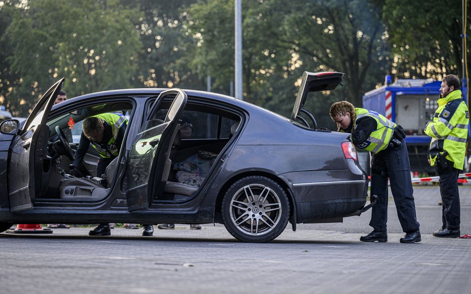 Niemiecka policja przeprowadza kontrolę pojazdu na granicy z Holandią