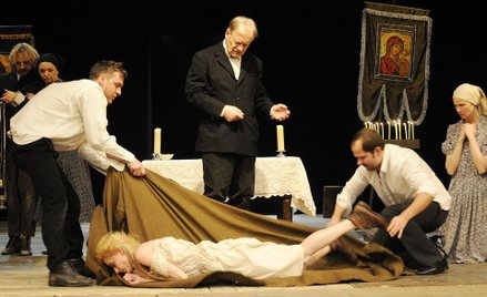 Andrzej Seweryn (w środku) jako prorok Ilja; fot. PAP/Andrzej Rybczyński