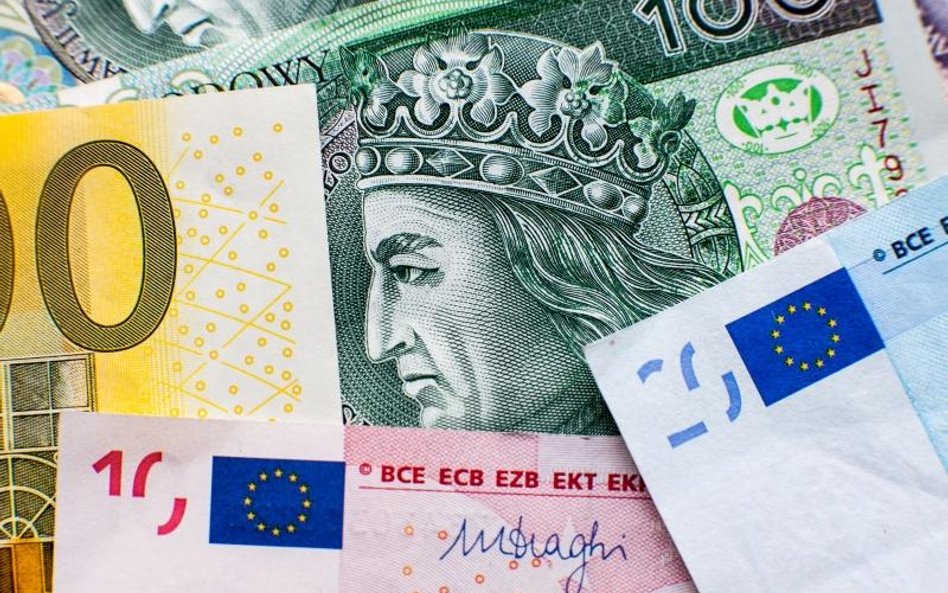 Strefa euro zakończyła flirt z deflacją, w Polsce romans trwa.