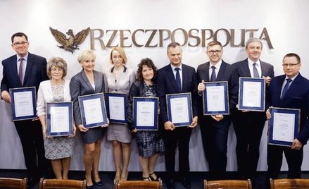 Nagrodzeni naczelnicy urzędów skarbowych. Od lewej: Ewa Usowicz - zastępca redaktora naczelnego „Rrz
