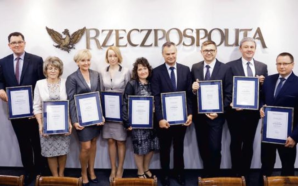 Nagrodzeni naczelnicy urzędów skarbowych. Od lewej: Ewa Usowicz - zastępca redaktora naczelnego „Rrz