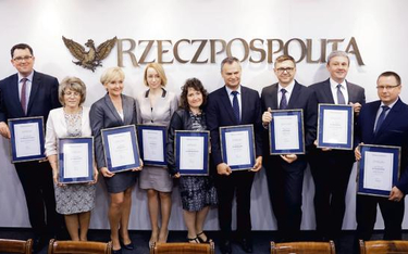 Nagrodzeni naczelnicy urzędów skarbowych. Od lewej: Ewa Usowicz - zastępca redaktora naczelnego „Rrz