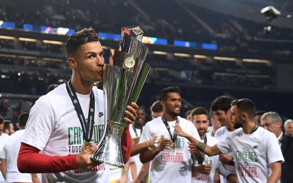 UEFA: Nikt nie wie, o co chodzi, ale piłkarze grają