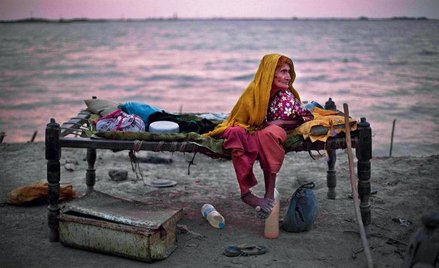Kobieta, której dom zalała wzbierająca rzeka Indus na południu Pakistanu w prowincji Sindh