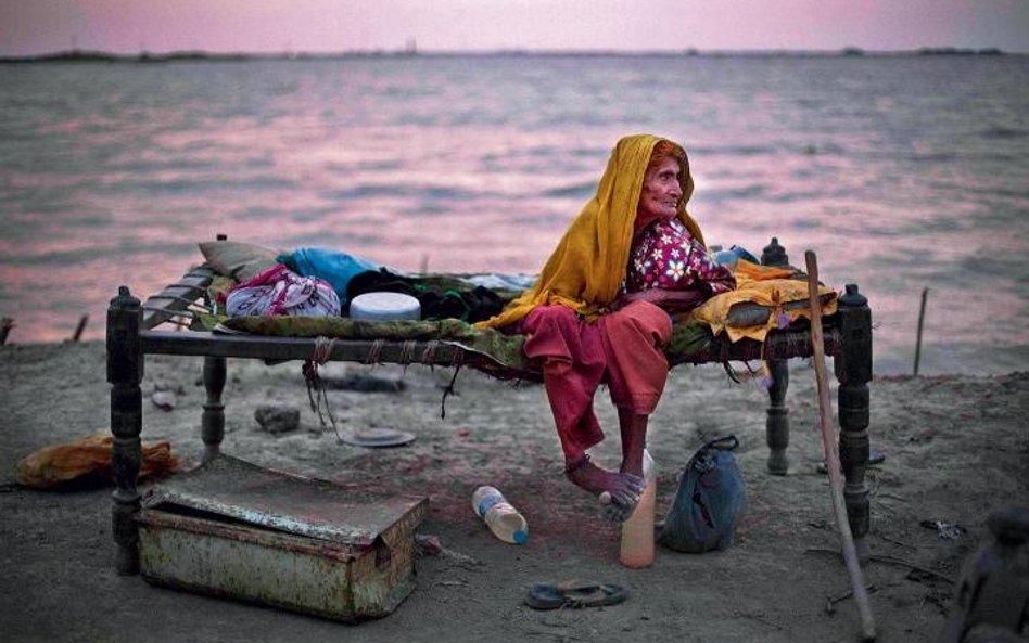 Kobieta, której dom zalała wzbierająca rzeka Indus na południu Pakistanu w prowincji Sindh