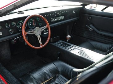 Prosta stylizacja, czystość formy, rozbudowany zestaw wskaźników – kokpit idealnie skrojony dla spor