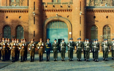 Zmiana warty przed berlińskim więzieniem Spandau, gdzie odbywał karę Rudolf Hess