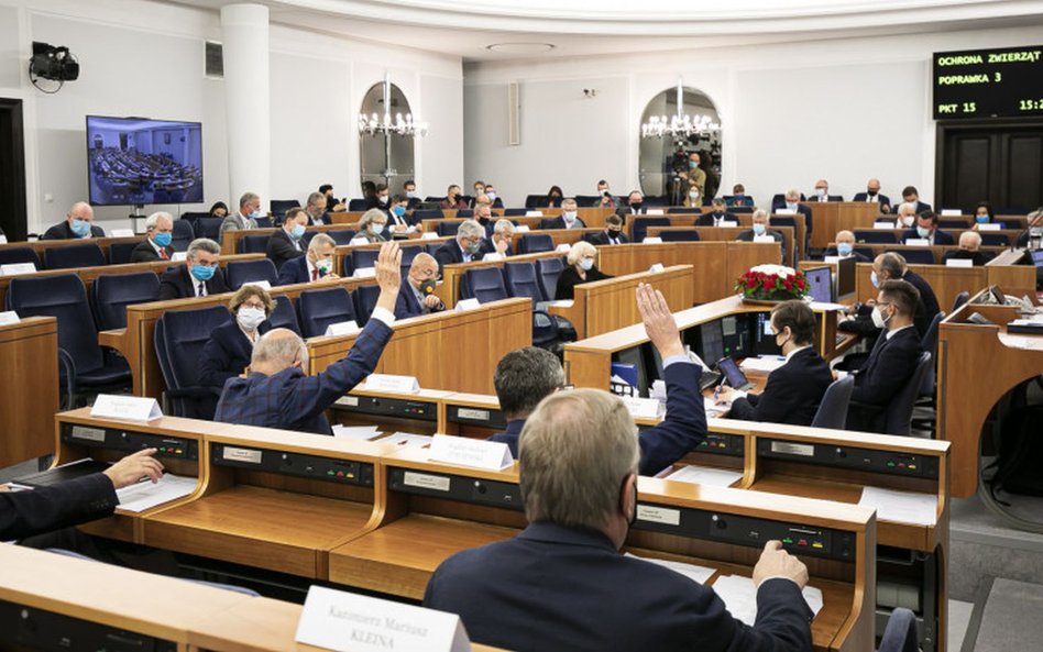 Senat uchwalił nowelizację ustaw antycovidowych. Są poprawki